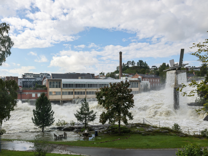 Vannet går høyt i sentrum av Hønefoss. Foto: Geir Olsen / NTB